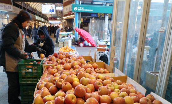 설 차례상 물가 하락…전통시장 29만 원대