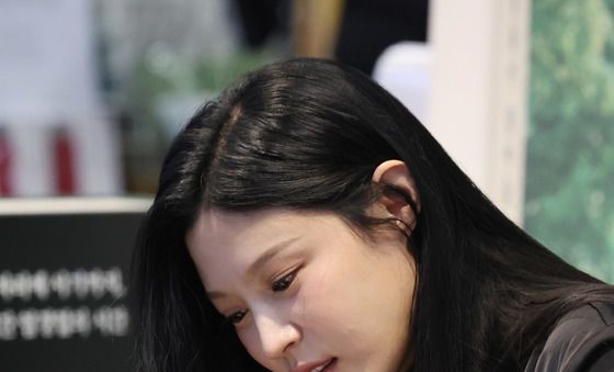 조국 대표 딸 조민, 두 번째 에세이 출간 팬 사인회