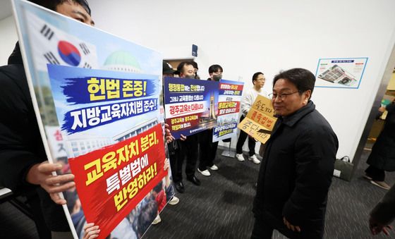 교육자치 분리 촉구 피켓시위 바라보는 강기정 시장