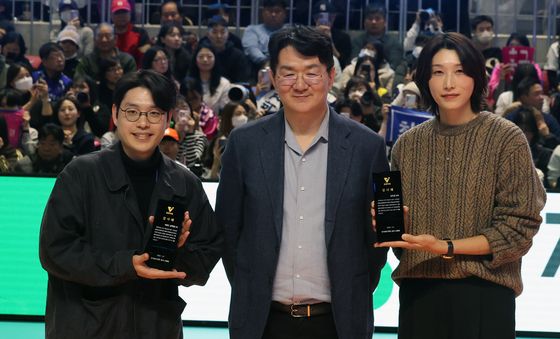 KOVE에서  감사패 받은 김연경