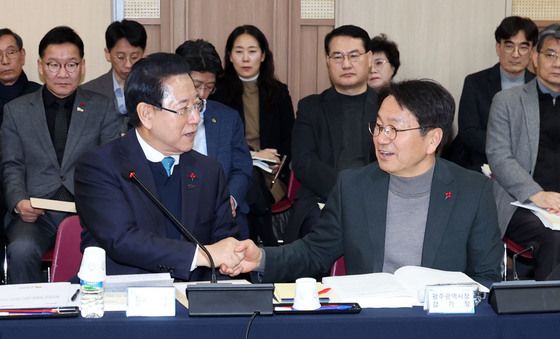 악수 나누는 강기정 시장과 김영록 전남지사