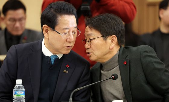 귀엣말 나누는 강기정 광주시장과 김영록 전남지사