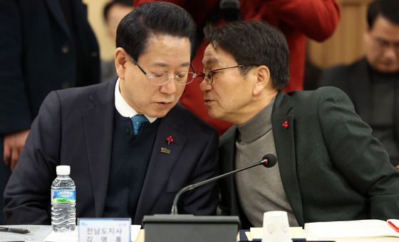 귀엣말 나누는 강기정-김영록