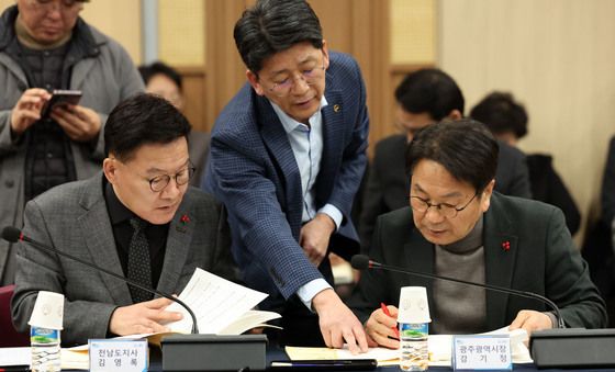 자료 살피는 강위원 추진단장과 강기정 광주시장