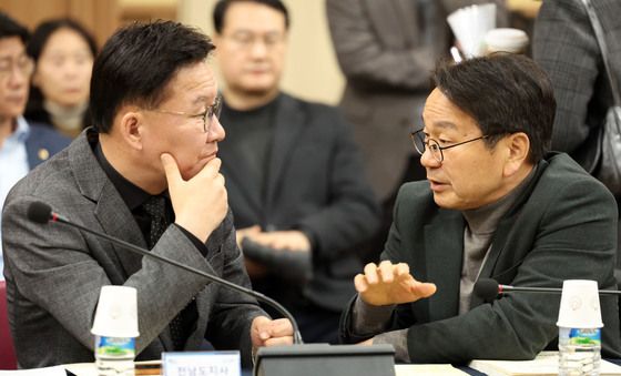 간담회 전 대화 나누는 강위원 추진단장과 강기정 광주시장
