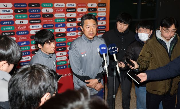 인터뷰하는 이민성 감독