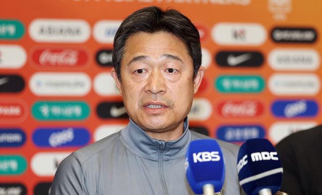 인터뷰하는 이민성 감독