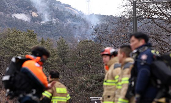 여전히 피어오르는 연기