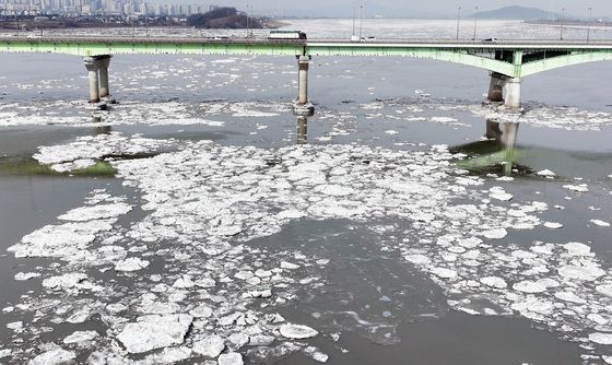 한강에 흐르는 유빙