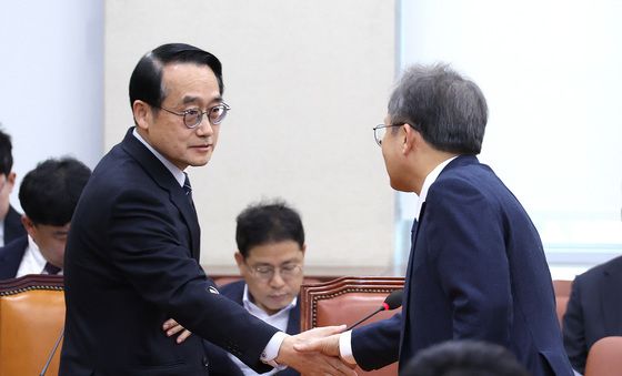 중앙선관위 사무총장과 인사하는 송기헌 위원장