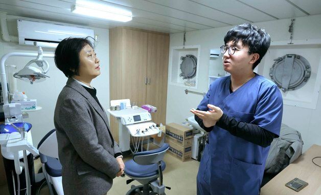 이스란 제1차관, 인천 병원선 현장 점검나서