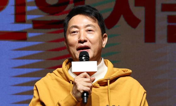 서울 커넥트 스테이지 참여작가 격려하는 오세훈 시장