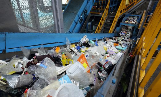 끊임없이 몰려드는 재활용 폐기물