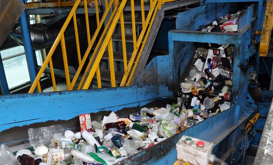 몰려드는 재활용 폐기물