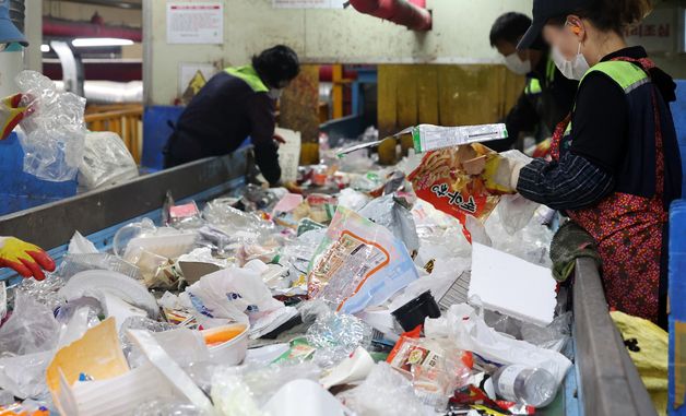 재활용 폐기물 '사람이 직접 다시 분류해요'