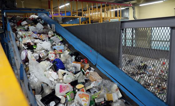 수작업으 분류되는 재활용 폐기물