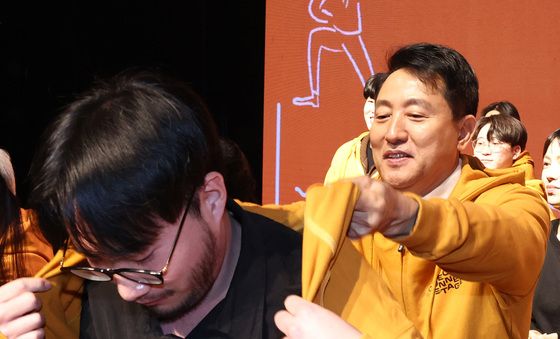 청년 작가들 환영하는 오세훈 시장