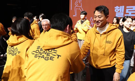 서울시 청년 작가 환영하는 오세훈 시장