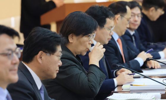 물 마시는 정은경 장관