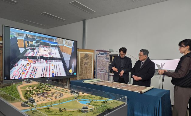 첨단기술로 제작한 '봉수당진찬도' 살펴보는 허민 청장