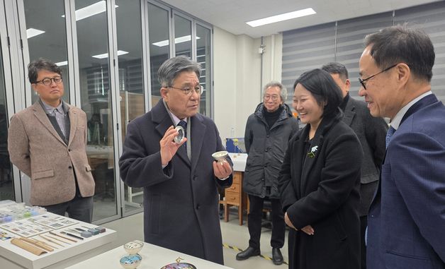 한국전통문화대 학생 작품 살펴보는 허민 청장