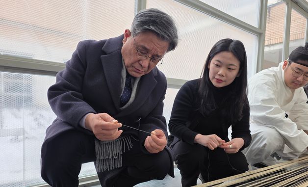 한산모시짜기 설명 듣는 허민 청장