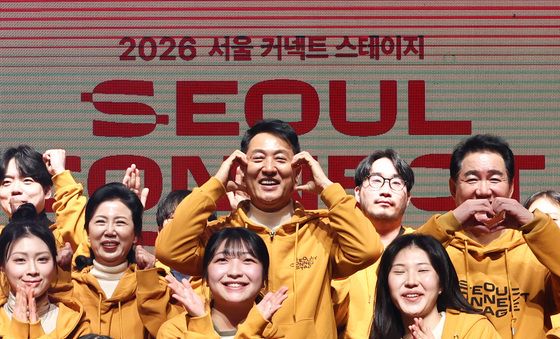 청년 예술인과 기념촬영하는 오세훈