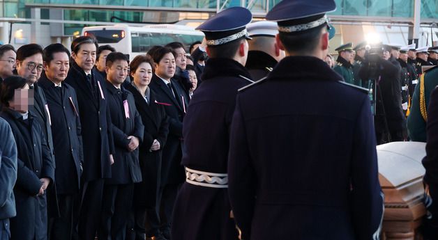 이해찬 총리 시신 영접하는 국회 인사들