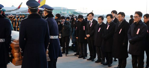 故 이해찬 시신 영접하는 김민석 총리·윤호중 장관·정동영 장관