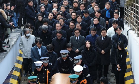 운구행렬 뒤따르는 우원식 국회의장과 김민석 국무총리