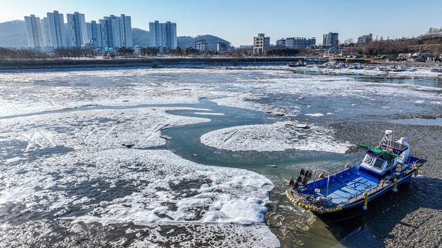 얼어붙은 예단포선착장