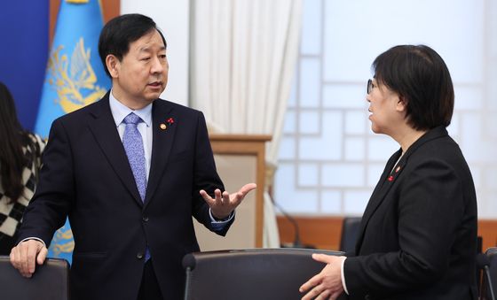 정은경 장관과 대화하는 구윤철 장관