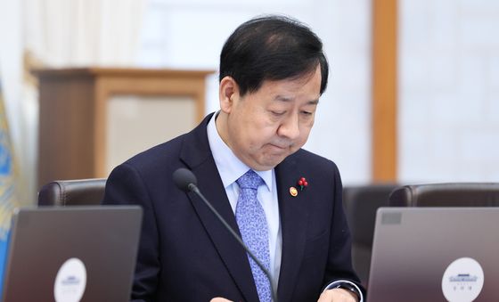 자료 보는 구윤철 재경부 장관