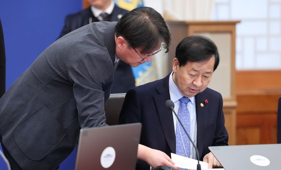 국무회의 준비하는 구윤철 장관