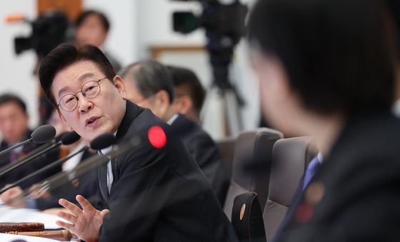 정은경 보건복지부 장관에게 질의하는 이재명 대통령