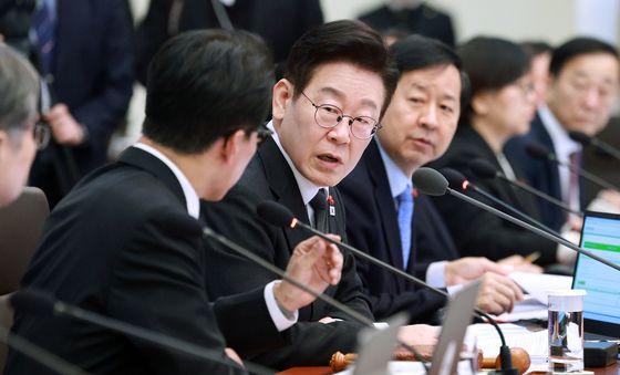 김민석 총리와 대화하는 이재명 대통령