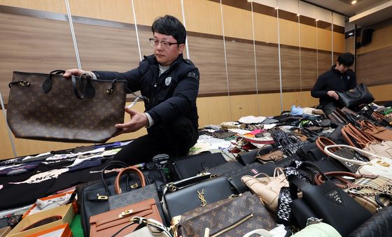 인천본부세관, 1200억원대 위조 명품 판매 쇼핑몰 운영조직 적발