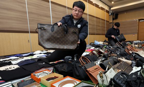 인천세관, 1200억원대 위조 명품 판매 쇼핑몰 운영조직 적발 브리핑