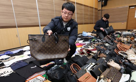 인천본부세관, 1200억원대 위조 명품 판매 쇼핑몰 운영조직 적발