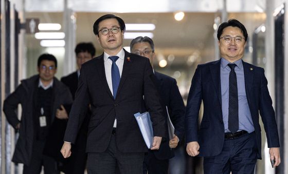 국회 산자위원장실 향하는 여한구 본부장