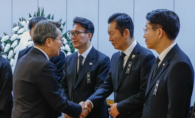 故 이해찬 전 총리 반소, 악수 나누는 정청래 대표와 김동연 경기지사