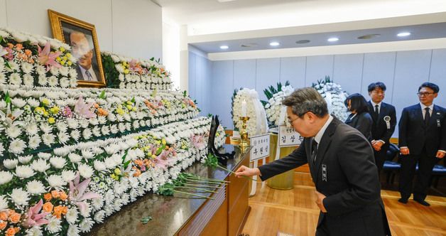 故 이해찬 전 총리 반소, 헌화하는 김동연 경기지사