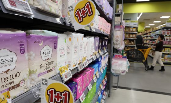 생리대 가격 부담 지적에 제조사들 반값 제품 잇따라 출시