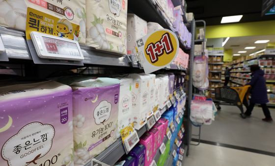 반값 생리대 나온다…제조사들 가격 낮춰 시장 대응