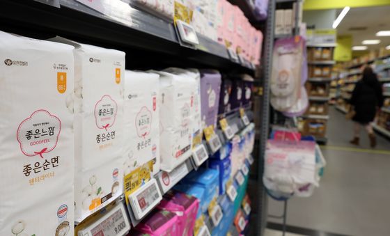 생리대 부담 완화 나선 업계, 중저가 제품군 확대