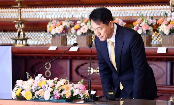 고개 숙여 인사하는 오세훈 시장