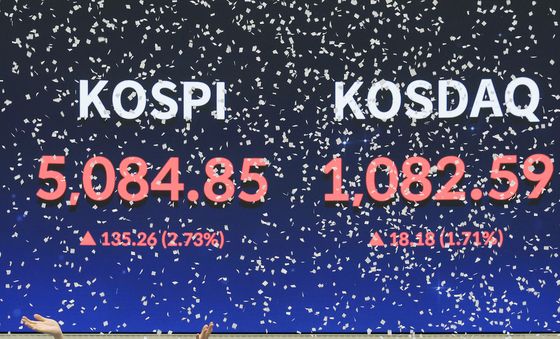 한국 증시의 새 역사···코스피 5000포인트 마감