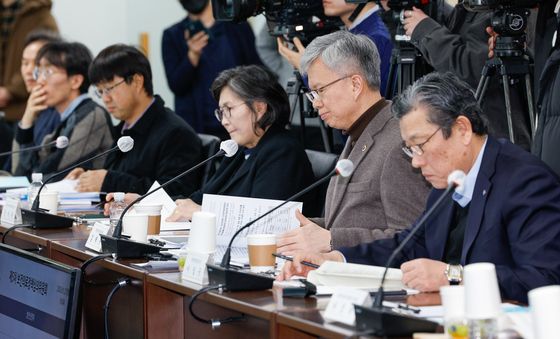 정은경 장관 인사말 듣는 김택우 의협회장