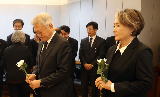 故 이해찬 전 총리 빈소 찾은 문재인 전 대통령