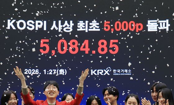 새 역사 쓰여진 한국 증시···코스피 5000 마감